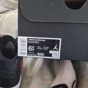 Jordan Access (Gs) Black and Red Sneakers